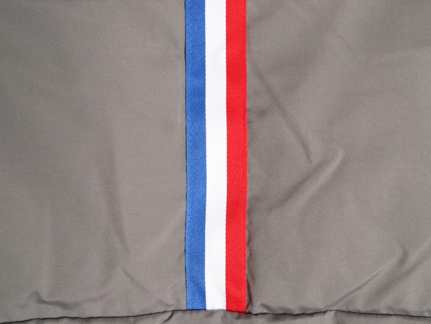 THOM BROWNE/湯姆布朗TB 四槓小狗長款羽絨服
採用進口90鴨絨填充 內外里加雙層內膽不會跑毛 高密度防風抗寒功能性面料 手感柔軟舒適  工藝更是精湛 嚴防鑽絨 採用國際先進的真空充絨技術 增加空氣隔層 不損傷羽線 能保持羽原有的柔軟性、彈性及手感 將羽絨的保暖性發揮到最佳！
N Size：S-M