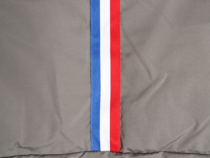 THOM BROWNE/湯姆布朗TB 四槓小狗長款羽絨服
採用進口90鴨絨填充 內外里加雙層內膽不會跑毛 高密度防風抗寒功能性面料 手感柔軟舒適  工藝更是精湛 嚴防鑽絨 採用國際先進的真空充絨技術 增加空氣隔層 不損傷羽線 能保持羽原有的柔軟性、彈性及手感 將羽絨的保暖性發揮到最佳！
N Size：S-M