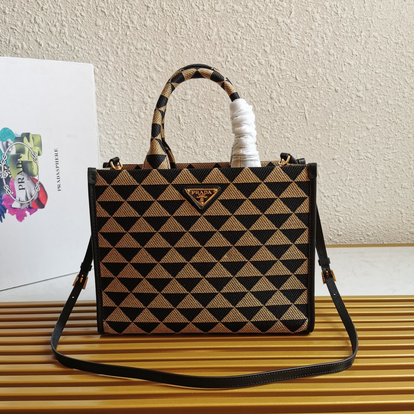 【 原單】👏刺繡織物托特包👏1BA354中號👏👏有長肩帶👌這款刺繡托特包採用進口Saffiano皮革和獨特刺繡面料👍中號為織物刺繡提手設計，110釐米可拆卸可調式Saffiano皮革長肩帶💕太美了😘可仙可酷😎，什麼場合都適合。又是一款網紅/明星認可的爆款👏👏趕緊入手吧😘美美們😘
尺寸：長28x高22x底9cm