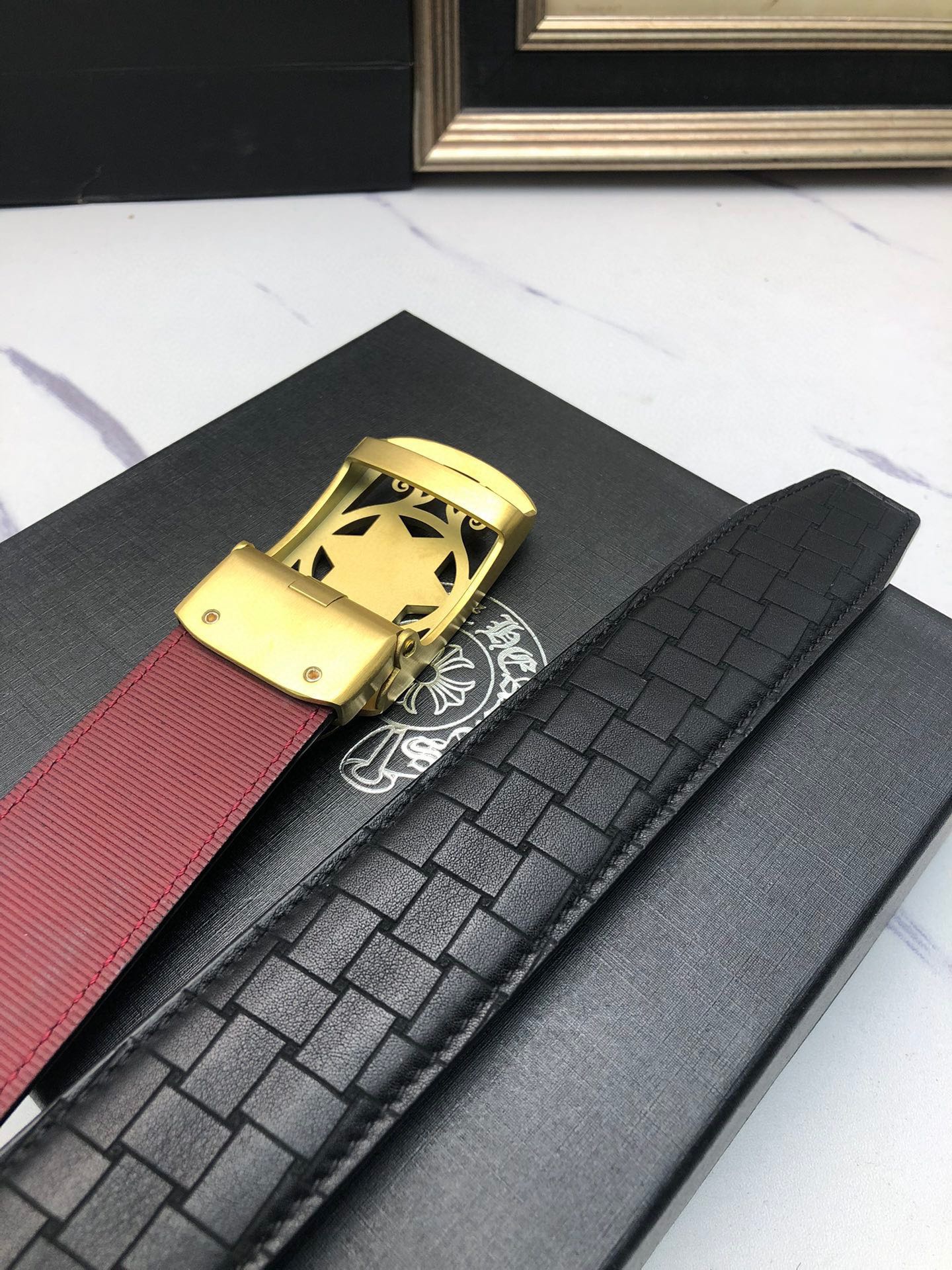 克羅星：原單頭層牛皮燙印花紋面，內襯頭層小牛皮底，搭配原單自動扣，可裁剪的自動帶，此款腰帶面雙採用意大利原定廠制進口牛皮帶身 ，對專版櫃足寬3.5