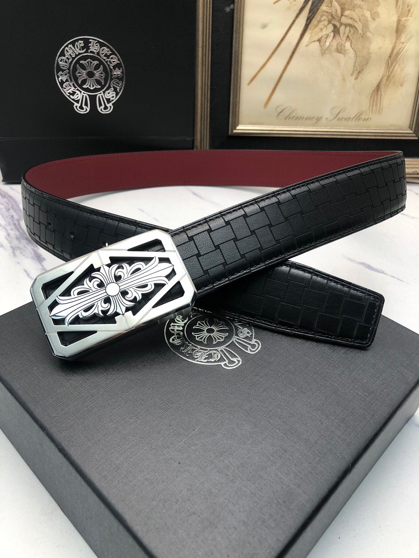 克羅星：原單頭層牛皮燙印花紋面，內襯頭層小牛皮底，搭配原單自動扣，可裁剪的自動帶，此款腰帶面雙採用意大利原定廠制進口牛皮帶身 ，對專版櫃足寬3.5