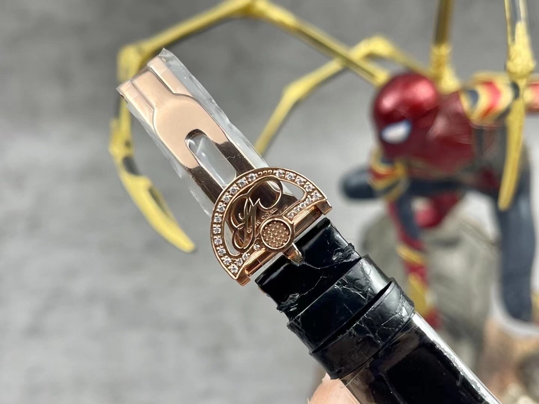 [玫瑰][玫瑰]最強 升級版 頂級 復刻女款 寶璣那不勒斯皇后系列，
【表殼】腕表尺寸分別為中號36.5x28.5毫米 
鵝卵形表殼高雅大氣，表殼外緣飾有錢幣紋。表圈和表殼周圍鑲嵌共117顆施華洛水晶（約0.99克拉）。表冠處鑲有一顆梨形晶石（約0.26克拉）
【精彩細節】
1.與原裝吻合，在表殼背部均打有貴金屬標識，效果清晰工整，彰顯腕表檔次。2.穹面玻璃，從側面看不僅有魚眼效果，還能折射鑽石帶來的璀璨光芒，更顯腕表高貴血統。
3.為了達到原裝K金質量的手感，調試了表殼內部結構的配重，做到重量與原版如出