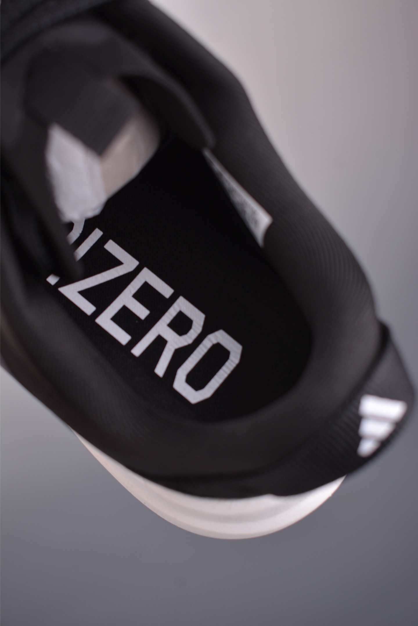 Adidas Adizero Evo SL ATR M
阿迪超輕透氣緩震跑鞋 
官方貨號: KK05232332
尺碼：36 36.5 37 38 38.5 39 40 40.5 41 42 42.5 43 44 44.5 45 
