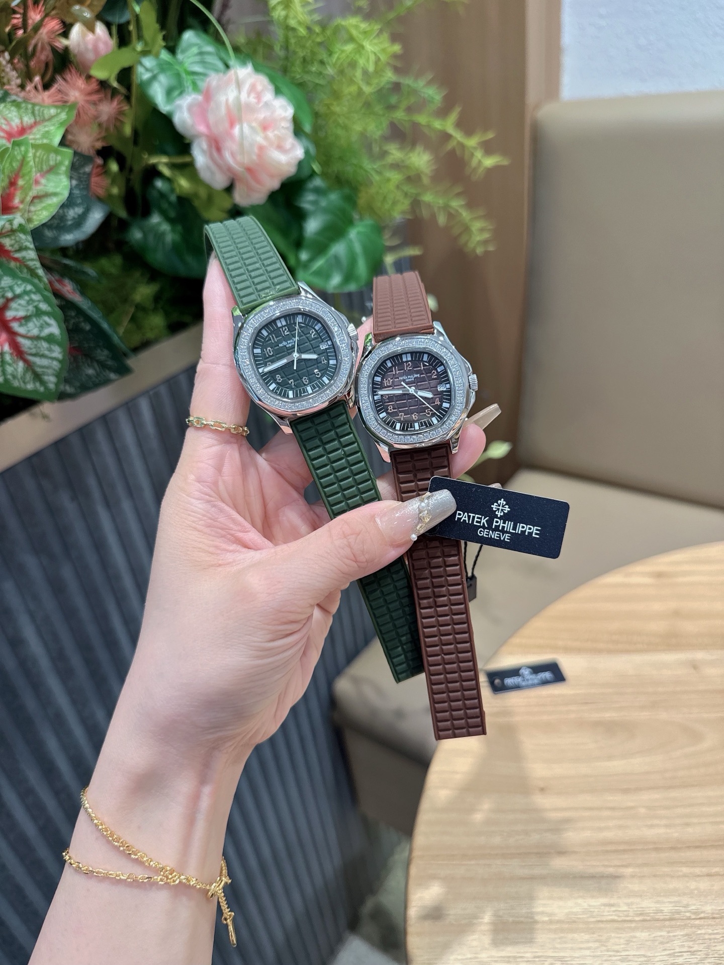 
百达翡麗  5067A 手雷 石英女表 PATEK PHILIPPE--5067A全系列石英腕表，帶來全網最佳的復刻產品和極致體驗，確保還原正品般的舒適感，尺寸35.6X7.7mm 圓潤的八角形表殼與原裝一致，走時穩定，續航持久，性價比超高。