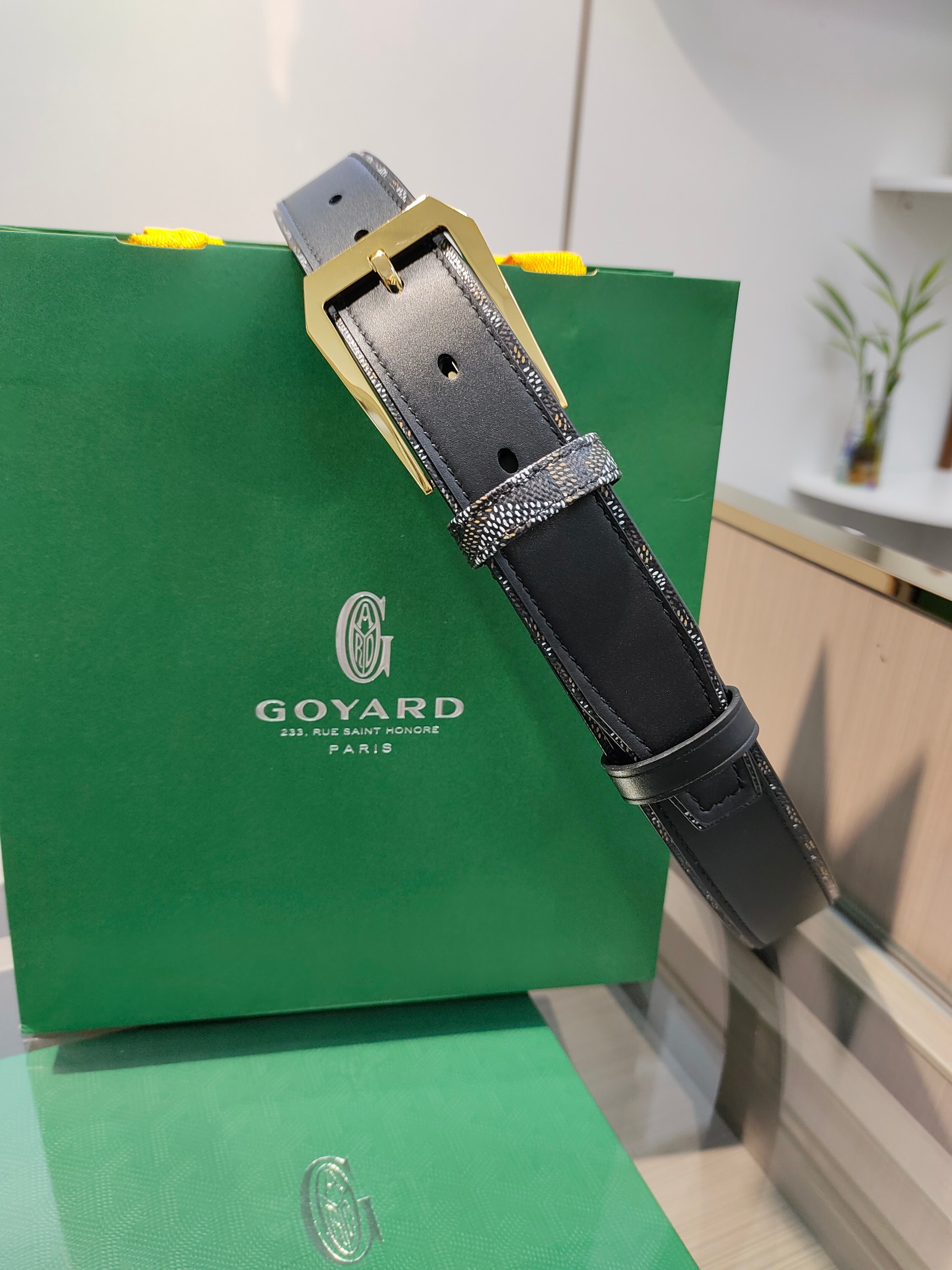 
Goyard(戈雅)腰帶源於法國奢侈品牌，設計風格簡約低調，腰帶身有標誌性帆布搭配進口頭層牛皮，腰帶扣採用簡約精品鋼扣，延續品牌的低調奢華，帶身寬度3.4CM，適用商務休閒日常佩戴。