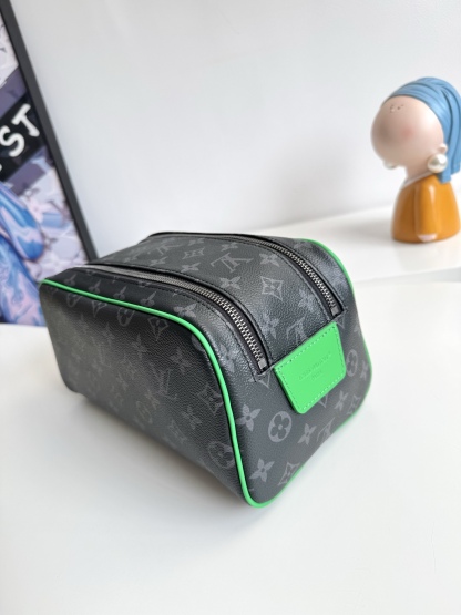 『動態芯片』 🇫🇷海外原單M26433獨家實拍！本款 Dopp Kit 盥洗袋首度為 Monogram Eclipse 塗層帆布搭配明麗皮革，令功能設計釋放動感氣息。雙拉鍊和皮革手柄便於取放洗漱用品。尺寸：28×16.5×15cm