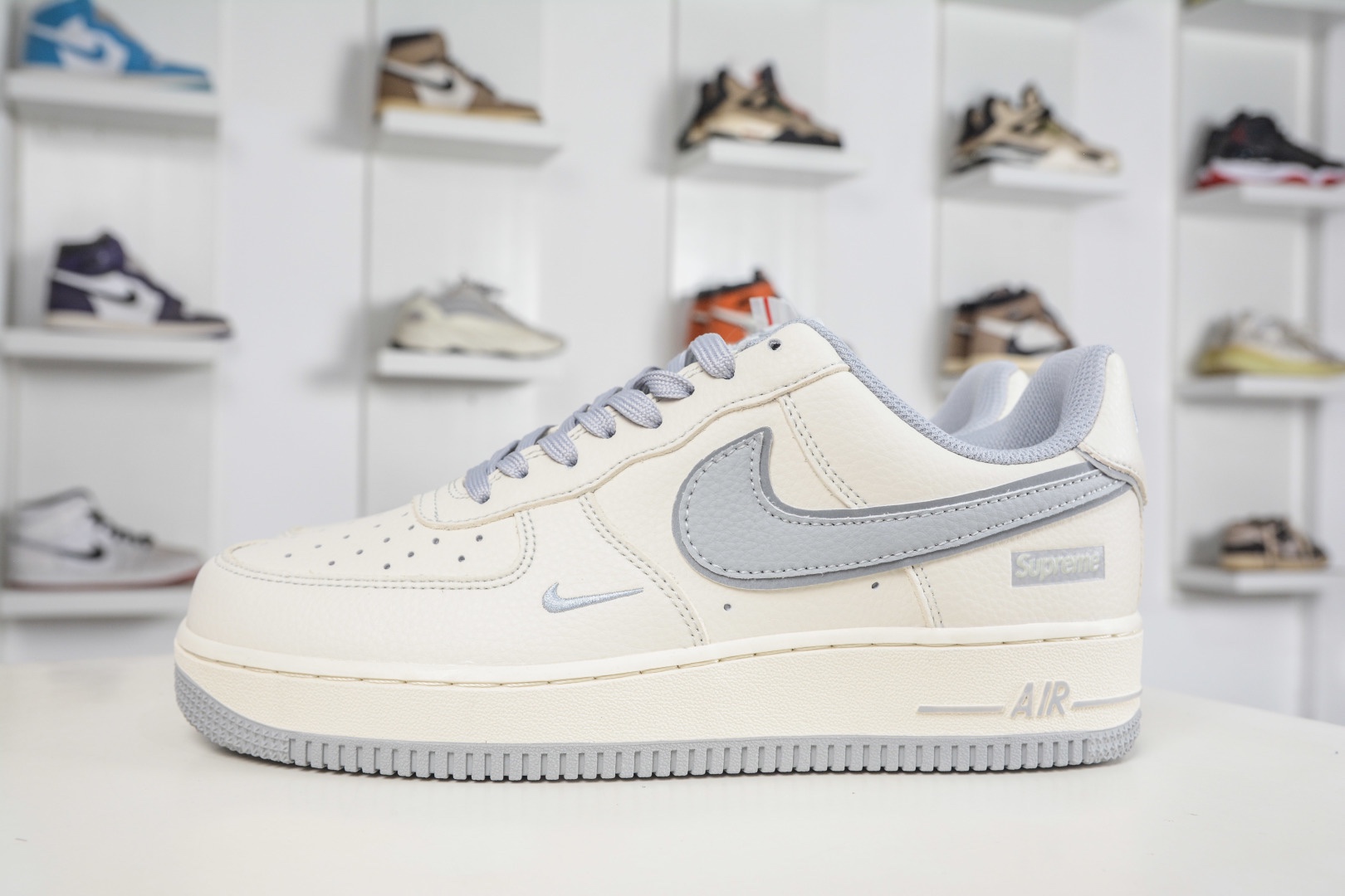 Nike Air Force 1 Low 07 x Supreme SUP聯名-反光灰 
貨號:DD1982 338
Size：36 36.5 37.5 38 38.5 39 40 40.5 41 42 42.5 43 44 44.5 45