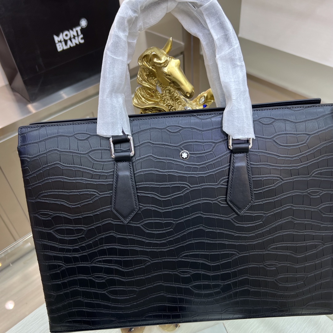 Montblanc lnternational（萬寶龍）新款公文包 採用進口鰐魚紋牛皮製作，頂級拋光不鏽鋼飾面金屬配件  ，正面萬家六角專屬標，內里雙隔層，簡單大方商務 成功男士們的最愛🤵🏻！
尺寸：40-30-7
型號：601312-1w