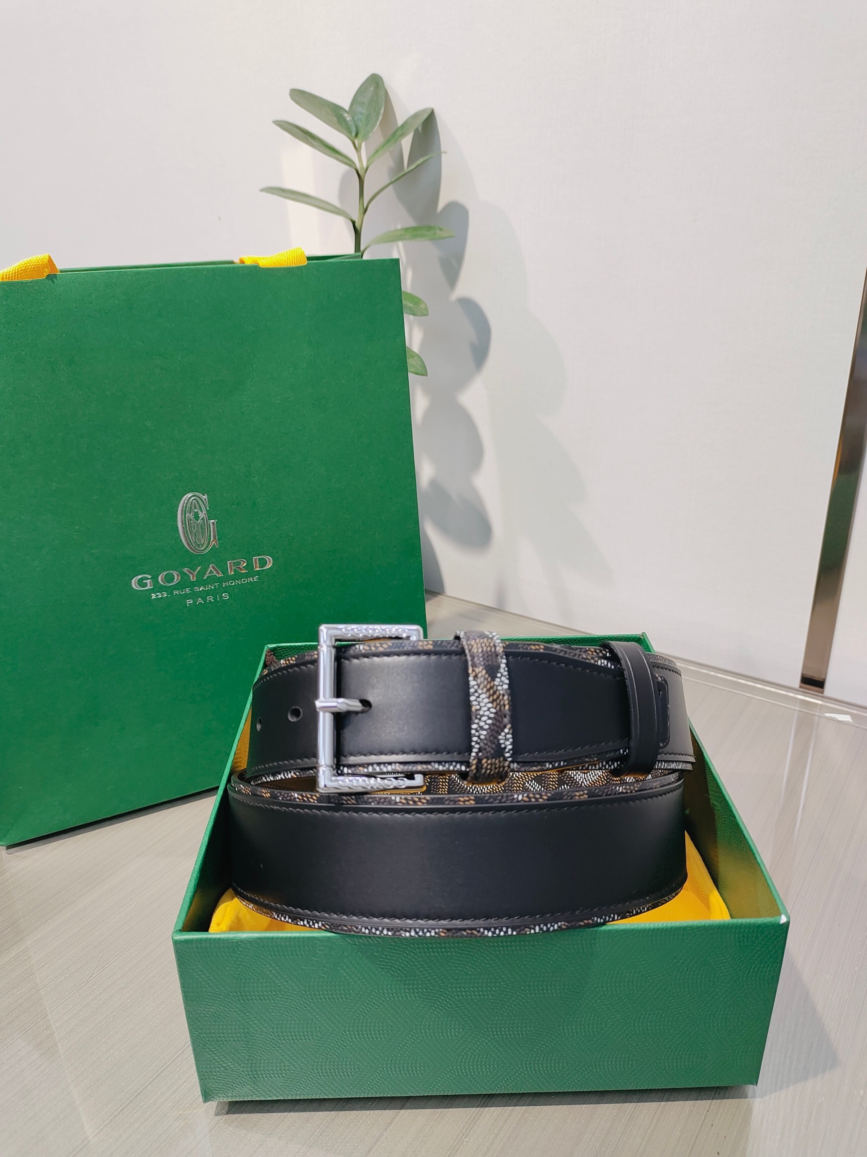 
Goyard(戈雅)腰帶源於法國奢侈品牌，設計風格簡約低調，腰帶身有標誌性帆布搭配進口頭層牛皮，腰帶扣採用簡約精品鋼扣，延續品牌的低調奢華，帶身寬度3.8CM，適用商務休閒日常佩戴。