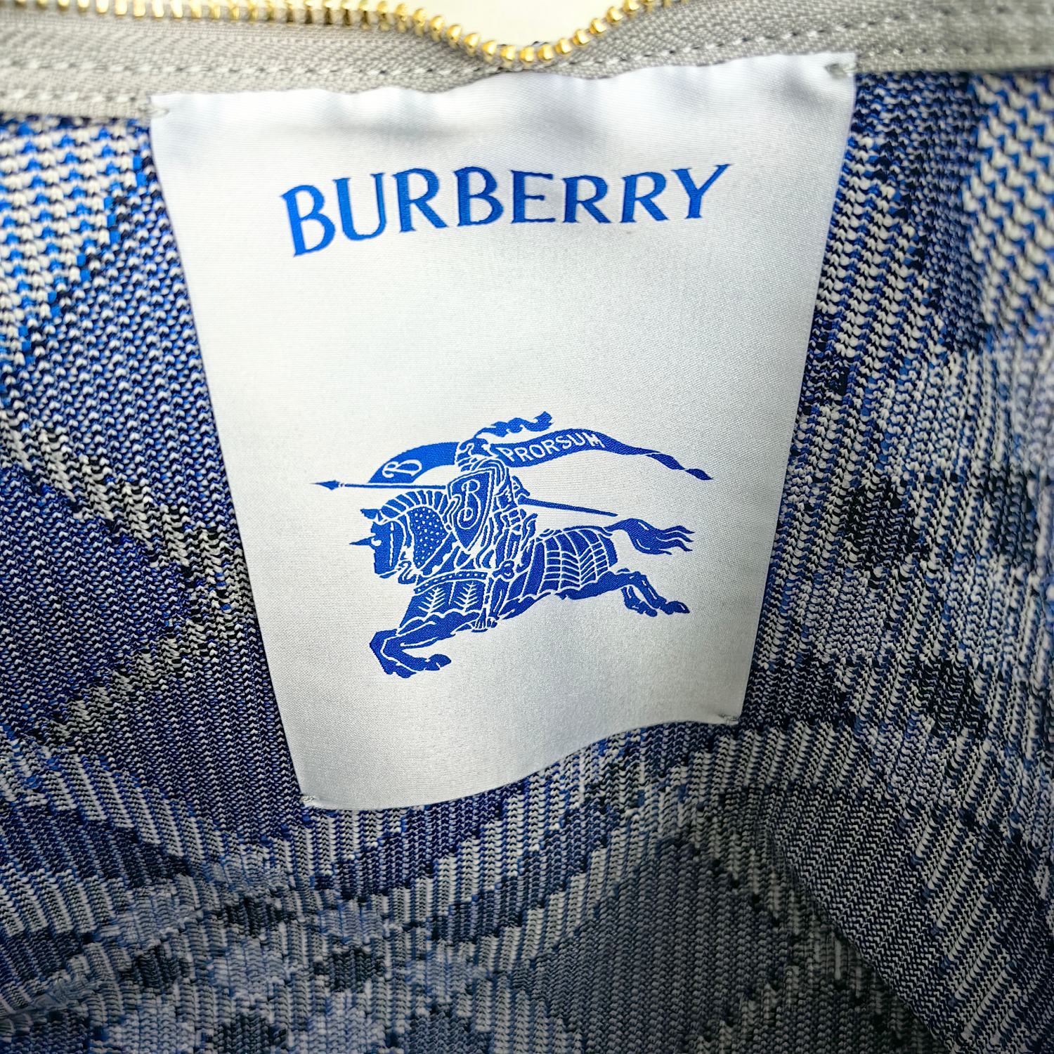 柔軟立挺包款，於意大利針織打造，裝飾 Burberry 格紋。質地輕盈，採用無內襯設計；衣夾造型掛扣鐫刻 Burberry 徽標，可輕鬆固定弧形頂部提柄。
– 拉鍊開合
– 拉絲金屬配件
– 衣夾掛扣鐫刻 Burberry 字母徽標
尺寸– 28 x 16.5 x 33.5cm
