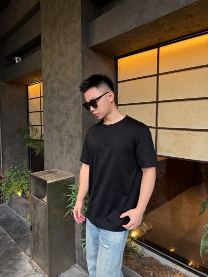 🔝SAINT LAURENT聖羅蘭SLP 小標純色徽標短袖T恤
正品購入開發，50支雙股精品賽爾棉170克，1*1拉架羅紋280克，進口刺繡，面料酵洗，定制1：1商標，寬松版型
B Size：S-XL