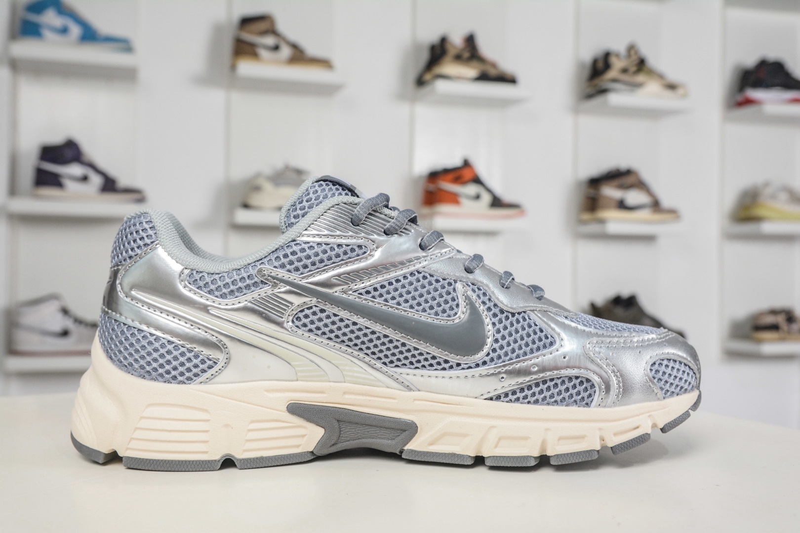 NK Air Zoom Vomero 20 經典復古潮流運動跑鞋 
貨號：HF9149 109
SIZE：36 36.5 37.5 38 38.5 39 40 40.5 41 42 42.5 43 44 45