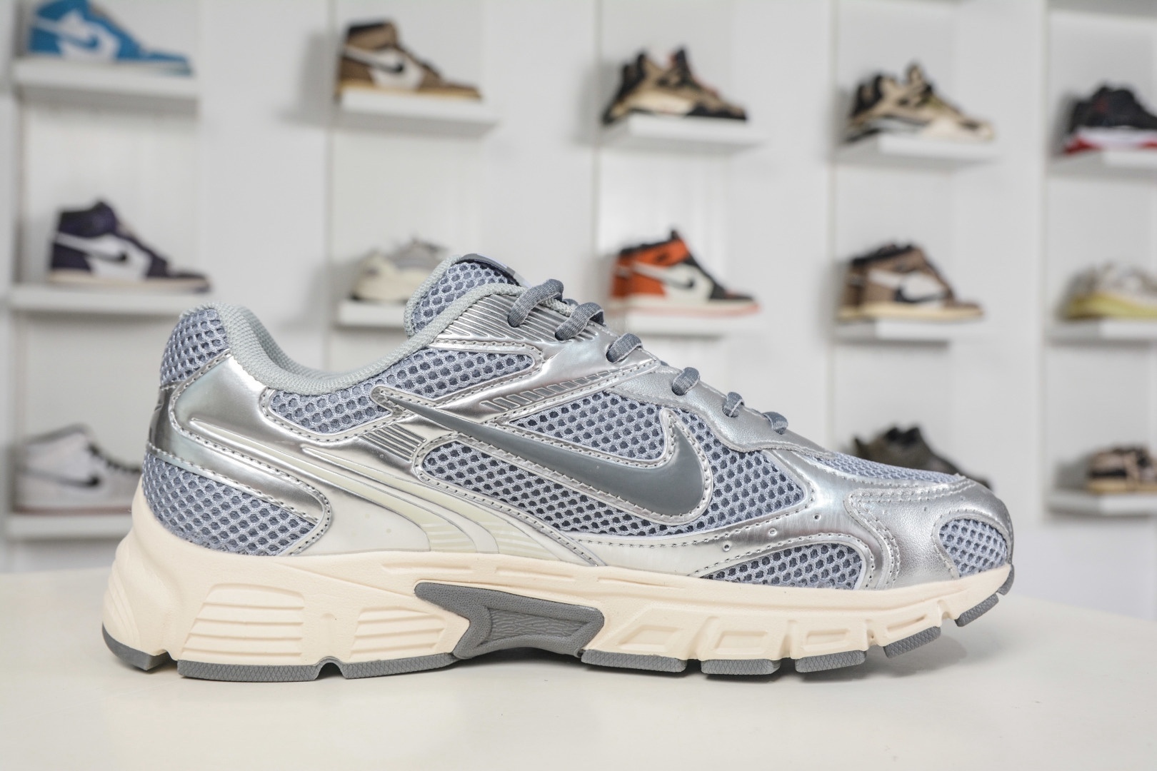 NK Air Zoom Vomero 20 經典復古潮流運動跑鞋 
貨號：HF9149 109
SIZE：36 36.5 37.5 38 38.5 39 40 40.5 41 42 42.5 43 44 45