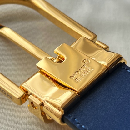 馬蹄形帶扣黑色/棕色雙面皮帶（35毫米）
馬蹄形閃亮鍍釕帶扣。可調節長度，3.5cm黑色和棕色雙面皮帶。打造經典靈動造型。
貨號 錶帶描述 黑色和棕色雙面牛皮皮帶 皮革圖案 金屬圓環上飾有萬寶龍六角白星 標識 搭扣裝置 易開啓裝置，可調節皮帶長度
搭扣形狀 馬蹄形主要顏色 黑色 | 棕色 搭扣類型 針扣式表扣