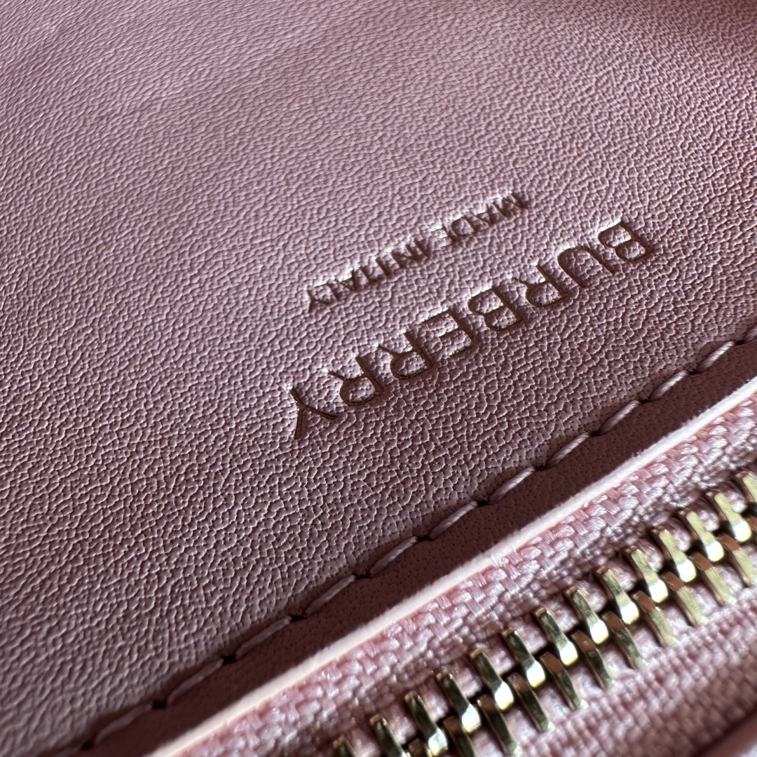 B家最新版型立挺的「TB 專屬標識鎖扣包」，選用意大利鞣制粒紋皮革打造，搭配緝明線設計，鎖扣裝飾 Thomas Burberry 靈感專屬標識，可肩背、斜背或打造手拿包造型。
21 x 6 x 16cm❤️型號3311