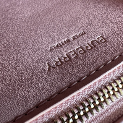 B家最新版型立挺的「TB 專屬標識鎖扣包」，選用意大利鞣制粒紋皮革打造，搭配緝明線設計，鎖扣裝飾 Thomas Burberry 靈感專屬標識，可肩背、斜背或打造手拿包造型。
21 x 6 x 16cm❤️型號3311