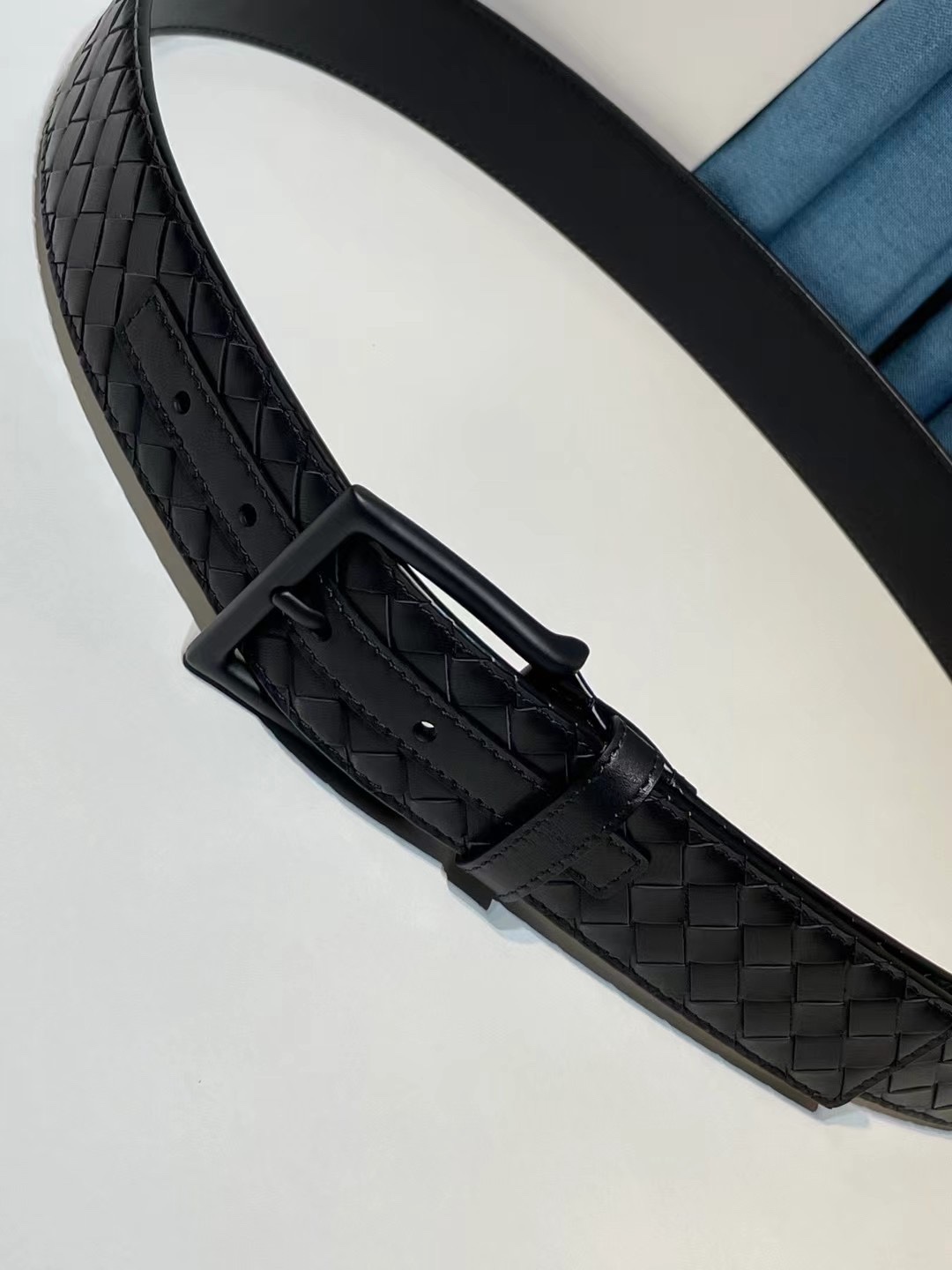 🔥🔥新 🆕純手工編織皮帶可為休閒裝或正裝造型增添優雅韻味，🔥是低調奢華的典範。[嘴唇]採用意大利柔軟的胎小牛皮全手工精工打造而成，鎳色五金扣頭令其更顯獨特別緻、🔥[嘴唇]優雅迷人氣息。[強]4.0cm寬