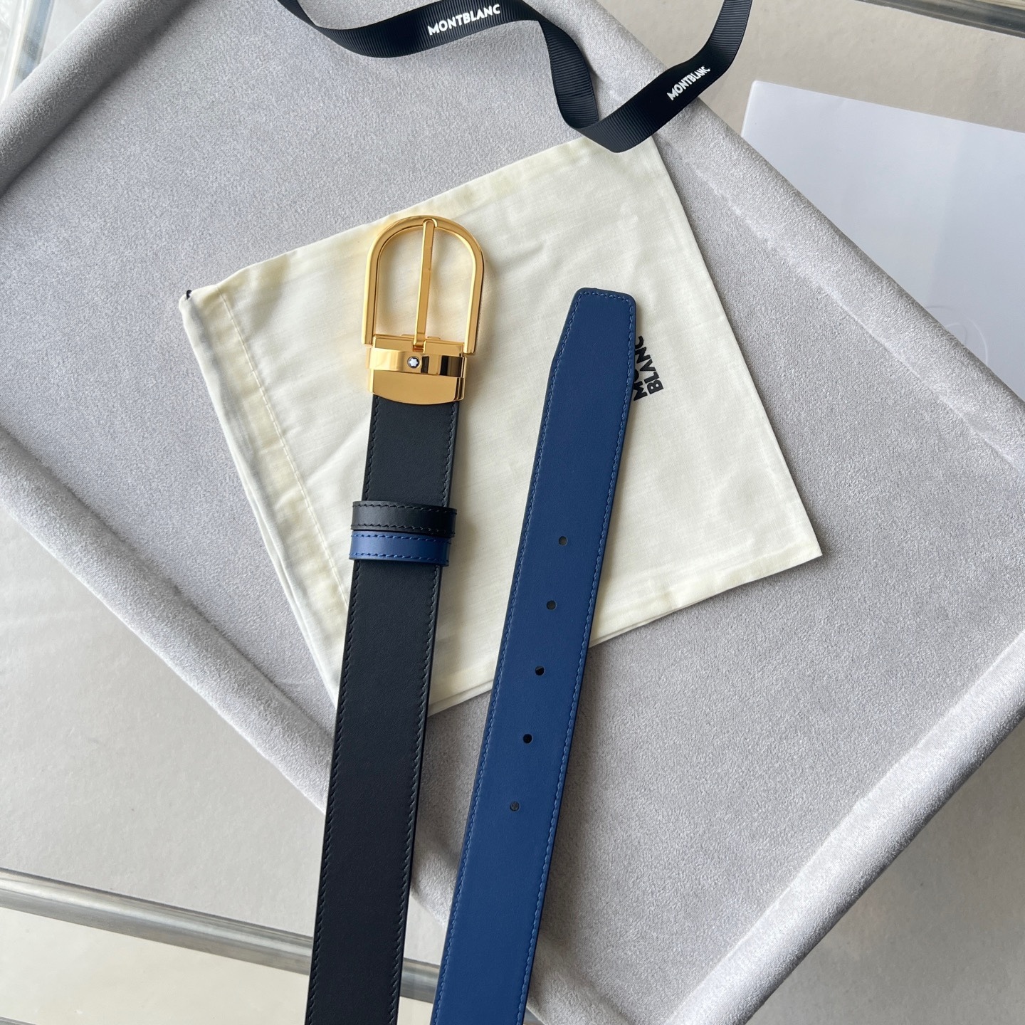 馬蹄形帶扣黑色/棕色雙面皮帶（35毫米）
馬蹄形閃亮鍍釕帶扣。可調節長度，3.5cm黑色和棕色雙面皮帶。打造經典靈動造型。
貨號 錶帶描述 黑色和棕色雙面牛皮皮帶 皮革圖案 金屬圓環上飾有萬寶龍六角白星 標識 搭扣裝置 易開啓裝置，可調節皮帶長度
搭扣形狀 馬蹄形主要顏色 黑色 | 棕色 搭扣類型 針扣式表扣