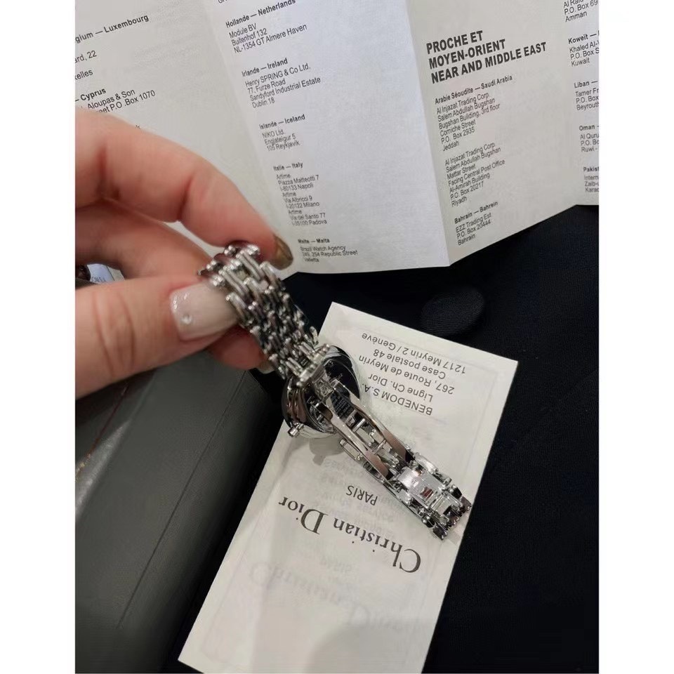 Dior vintage中古腕表
❣️原單 復古的魅力，絕對的經典！
❗️原包裝盒➕全套說明書/卡片
‼️2.6cm錶盤，完美尺寸，適合女性化的搭配風格～
無邊表鏡設計，錶盤纖薄有弧度，最具價值與收藏的中古.