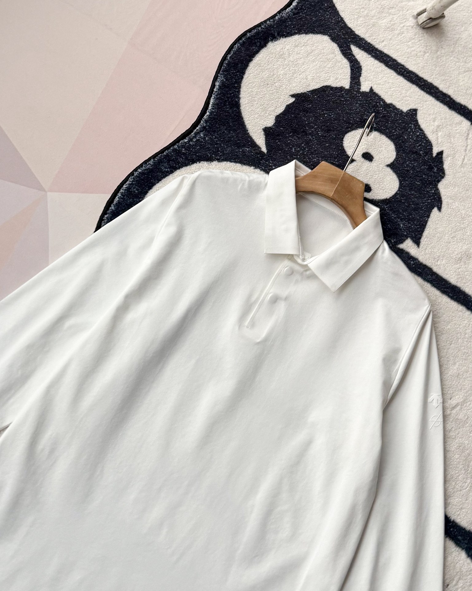 春季新款DESCENTE迪桑特吸濕長袖防曬+抗菌SECOt恤翻領POLO
2026春季新款
大身採用迪桑特自研面料，具有吸濕速乾，UPF215+防曬及Polygiene抑菌功能門襟採用激光切割工藝，結合肩部超聲波貼合工藝，提升細節品質感領口，門襟及下擺均採用熱壓工藝，外觀平整
頻繁穿梭於不同目的地航站樓，美學與實用兼具的著裝是應對高強度，快節奏，多場景工作的基礎。將戶外防護功能面料與都市生活設計剪裁兼容並蓄，實現全日多場景無縫切換讓戶外成為生活的新常態。