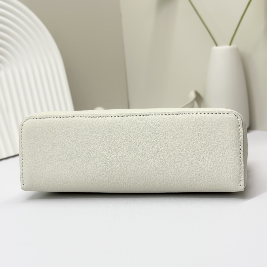 𝓸𝓻𝓸 𝓟𝓲𝓪𝓷𝓪諾悠翩雅
𝑬𝒙𝒕𝒓𝒂 𝑷𝒐𝒄𝒌𝒆𝒕 𝑳𝟏𝟗 
這是一款大開口結構的功能性設計的手拿包，經典風格和簡約設計的組合體。包身採用進口原廠小牛皮材質，輕微的錘紋呈現優雅的紋理，內里採用進口原廠小羊皮。皮革手柄和可拆卸肩帶，可打造出不同背法實用百搭。雙向拉鍊開合，搭配My Charms銀色金屬掛飾。（LP特級全鋼配件五金）
size：11×19×6.5cm
貨號：FAN4046
配套全套專櫃禮盒包裝🎁