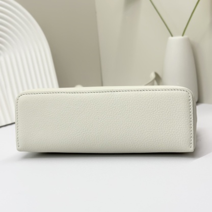 𝓸𝓻𝓸 𝓟𝓲𝓪𝓷𝓪諾悠翩雅
𝑬𝒙𝒕𝒓𝒂 𝑷𝒐𝒄𝒌𝒆𝒕 𝑳𝟏𝟗 
這是一款大開口結構的功能性設計的手拿包，經典風格和簡約設計的組合體。包身採用進口原廠小牛皮材質，輕微的錘紋呈現優雅的紋理，內里採用進口原廠小羊皮。皮革手柄和可拆卸肩帶，可打造出不同背法實用百搭。雙向拉鍊開合，搭配My Charms銀色金屬掛飾。（LP特級全鋼配件五金）
size：11×19×6.5cm
貨號：FAN4046
配套全套專櫃禮盒包裝🎁