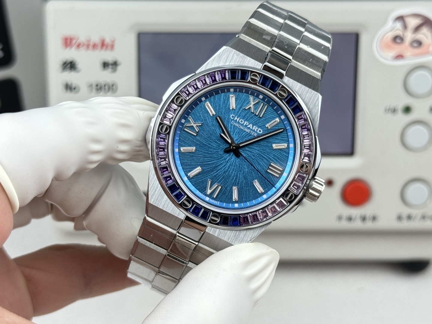 GHFactory 獨家力作👍
蕭邦AlpineEagle雪山傲翼系列
🌈彩T鑽🌟變色龍🦎滿天星✨限量款及隱藏款首推
如炬目光，比擬暗夜星芒⛰️於山川湖海間🌊洞見紳士願景與磅礡未來👔
尺寸：原裝一致41mmX9.7mm
機芯：9015改Chopard 01.01-c
錶鏈：獨家原版開模金磚型鏈節一體式錶鏈
岩石紋錶盤，鍍銠羅馬數字，時針及分針時標均覆以Super-LumiNova® X1級螢光塗層
致獻當代“雄鷹”，志存高遠之人在日常生活中超邁群倫，其視野啓迪人心、昇華情志。憑借遠見和決心，