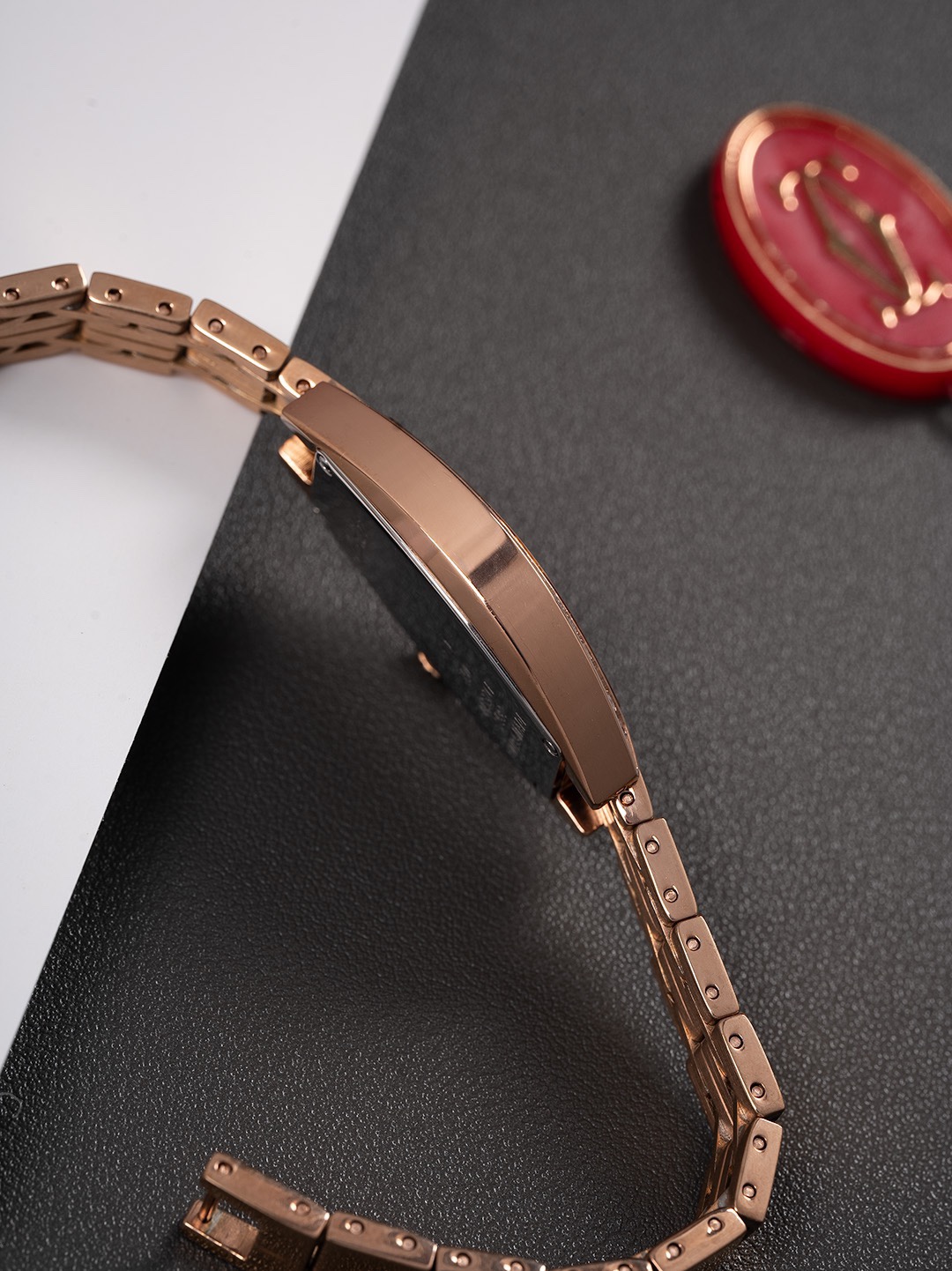 全面升級版到貨，金銀同價🔺卡地亞🔻Cartier酒桶奢華腕表,引領風格,超越時代,設計與精湛的非凡工藝,倍受各界潮流高貴的青睞,該腕表採用手鍊以及腕表兩種不同藝術風格完美融合！盡顯柔美優雅魅力，成為卡地亞典範之作！迷你表款，升級精裝C1Ct163進口瑞士石英機芯。精鋼表殼和錶鏈。表冠鑲嵌一顆白色合成尖晶石。鍍銀錶盤，劍形藍鋼指針！尺寸：23mmX30mm，升級內容如下，機芯精簡版C1Ct163正式面世