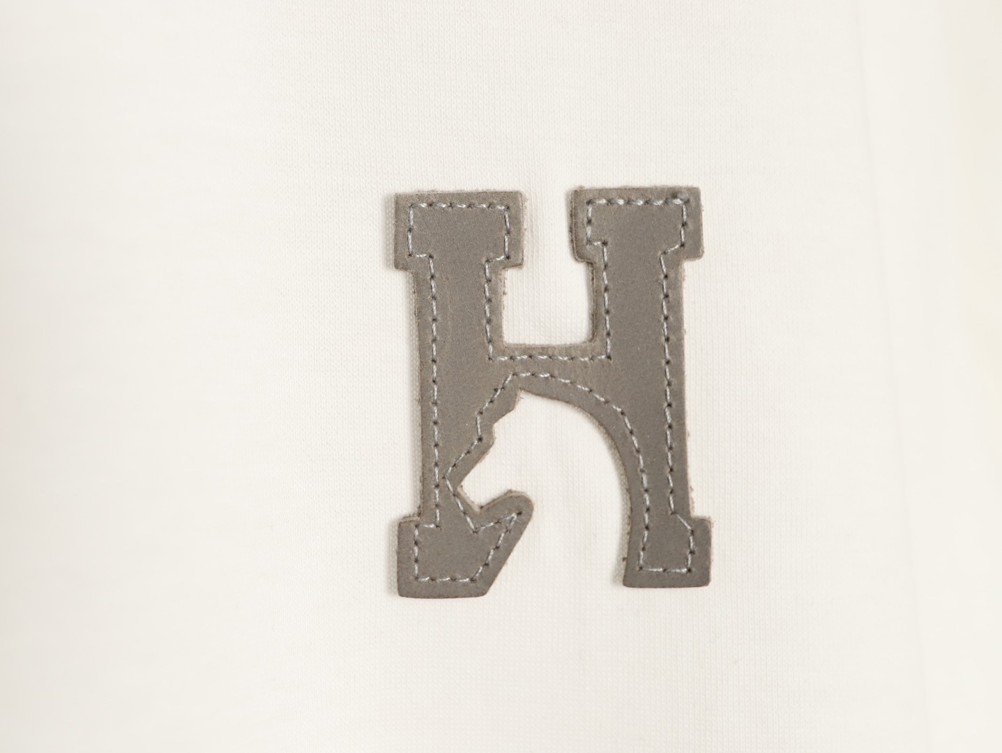 🔝HERMES愛瑪仕 真皮H字貼片短袖T恤正品購入，21支洗後維斯棉190克，1*1羅紋230克，面料拼接，模板刺繡，定制1：1真皮皮標，定制1：1商標，寬松版型
B Size：S-XL