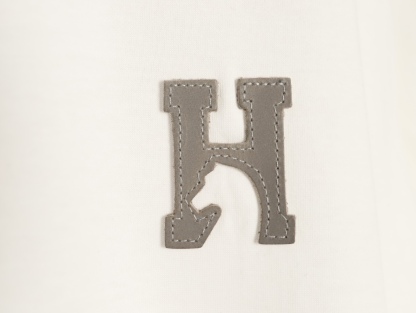 🔝HERMES愛瑪仕 真皮H字貼片短袖T恤正品購入，21支洗後維斯棉190克，1*1羅紋230克，面料拼接，模板刺繡，定制1：1真皮皮標，定制1：1商標，寬松版型
B Size：S-XL