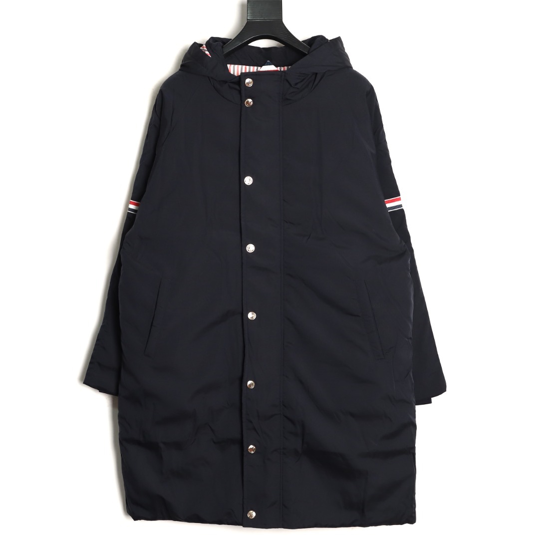 Thom Browne/湯姆布朗 袖標織帶長款羽絨服
採用進口90鴨絨填充 內外里加雙層內膽不會跑毛 高密度防風抗寒功能性面料 手感柔軟舒適  工藝更是精湛 嚴防鑽絨 採用國際先進的真空充絨技術 增加空氣隔層 不損傷羽線 能保持羽原有的柔軟性、彈性及手感 將羽絨的保暖性發揮到最佳！
N Size :1-3