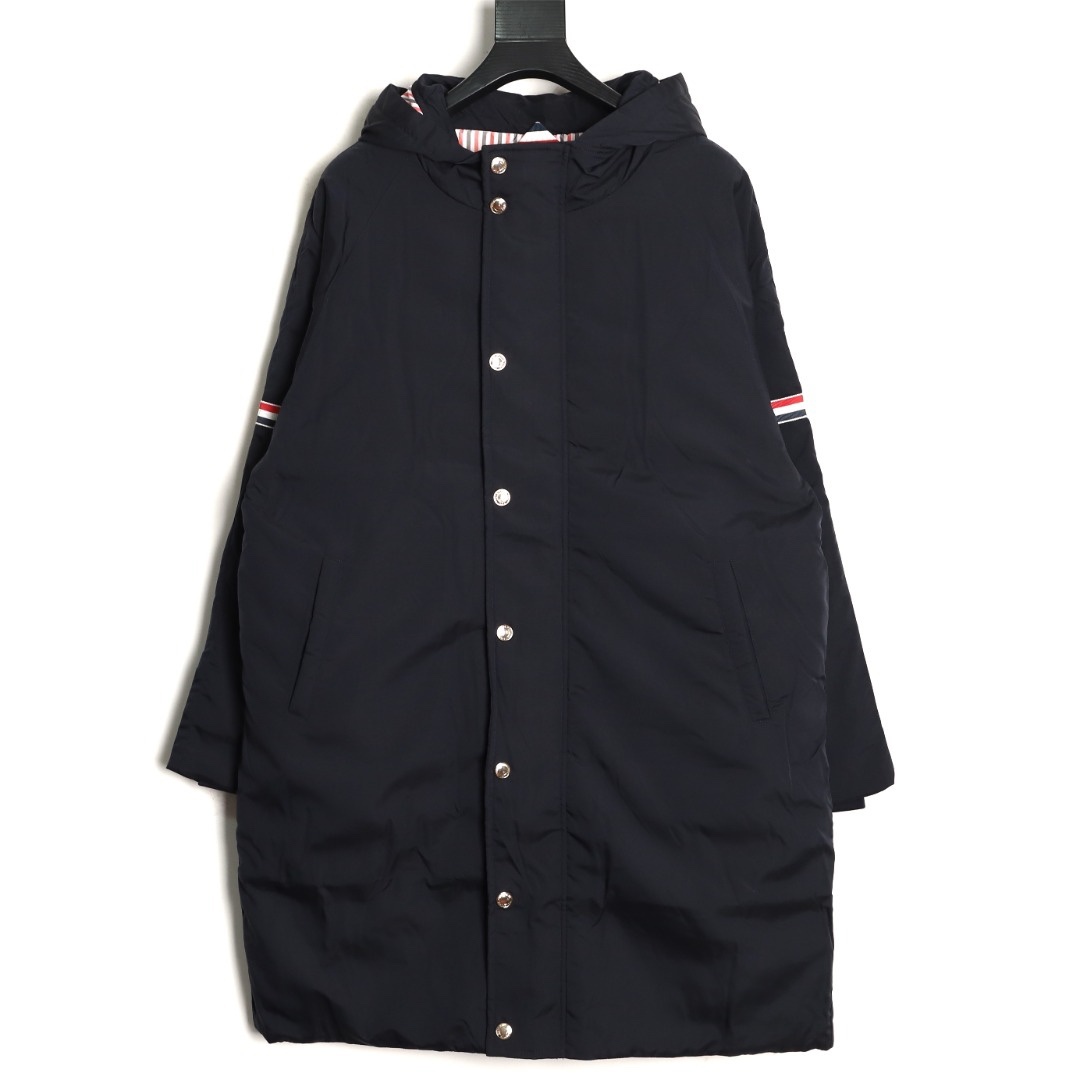 Thom Browne/湯姆布朗 袖標織帶長款羽絨服
採用進口90鴨絨填充 內外里加雙層內膽不會跑毛 高密度防風抗寒功能性面料 手感柔軟舒適  工藝更是精湛 嚴防鑽絨 採用國際先進的真空充絨技術 增加空氣隔層 不損傷羽線 能保持羽原有的柔軟性、彈性及手感 將羽絨的保暖性發揮到最佳！
N Size :1-3