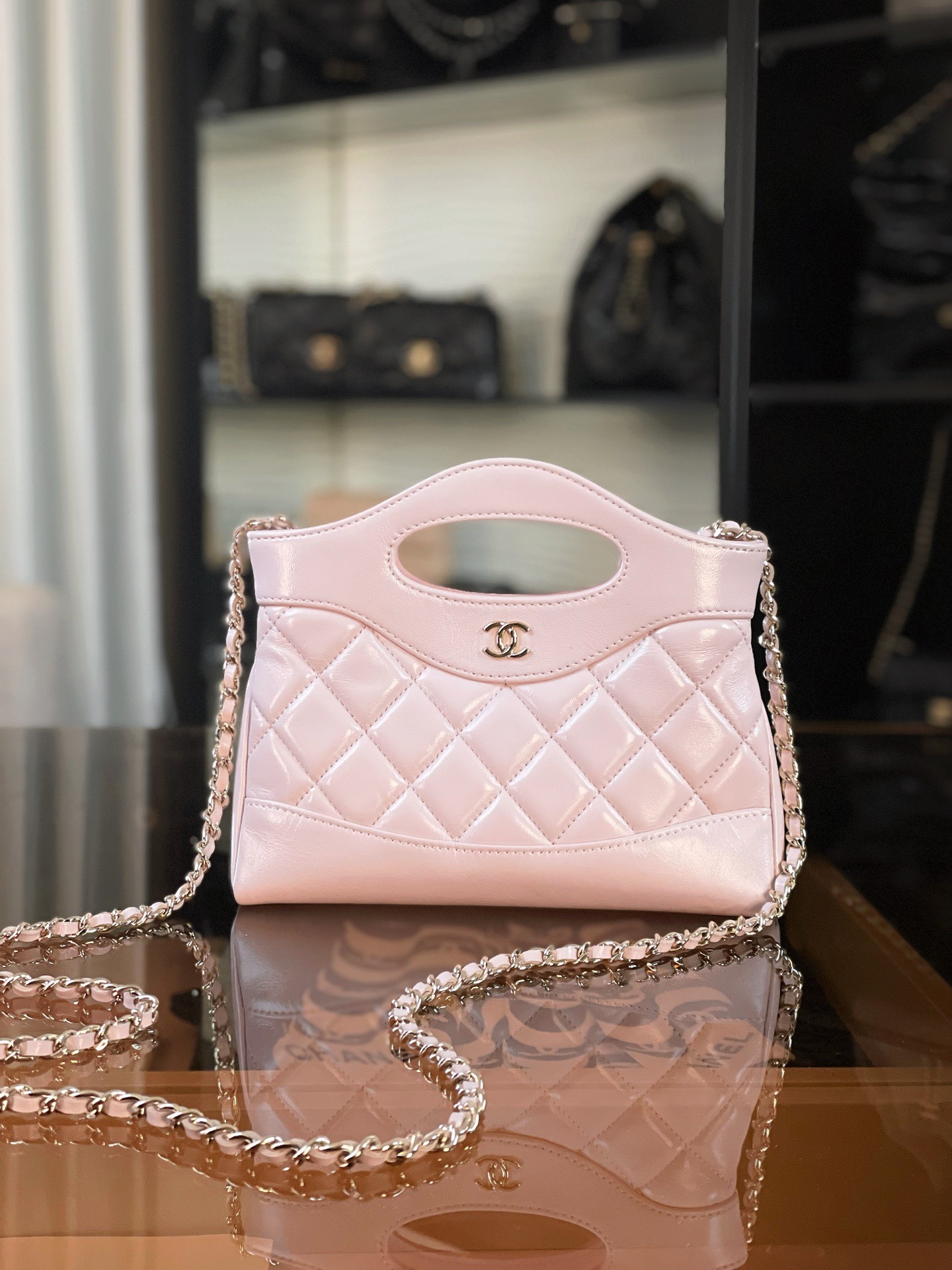 特▪️級鋼 大H實拍
全新到貨🆕𝗖𝗵𝗮𝗻𝗲𝟭 𝟮𝟓𝐏 羊皮系列
𝟥𝟣𝖡𝖺𝗀 𝖭𝖺𝗇𝗈 淺粉

𝟐𝟓𝐏橫版𝟥𝟣𝗆𝗂𝗇𝗂可愛無敵𝖦𝖾𝗍❕
“包王”經典再現巧妙設計🪄
滿足了時髦精的在所期待啦…
軟萌感讓我毫無抵抗力〰️

五金：厚鍍𝟣𝟦𝖪淡金
皮料:   金標𝗓𝗉原廠小羊皮
尺寸：𝟣𝟩.𝟧*𝟤𝟢.𝟧*𝟥.𝟧 𝖼𝗆
3656