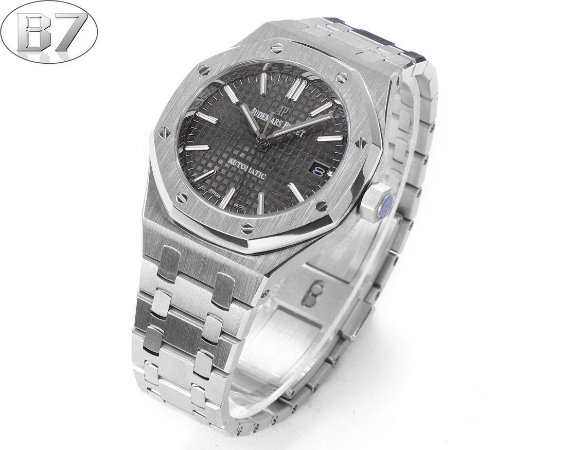 B7  Factory
AP愛彼 女款愛彼皇家橡樹 剔除機芯甲板多餘部分，使之變得更加鏤空——成就鋼表巔峰—— 實力演繹 衛冕“鋼”王！【6大精妙之處】1.正品拆解開模，尺寸為37毫米與正品一致！2.完美還原正品表殼的每一處細節，盡顯正品“稜角分明 堅毅果敢”的陽剛氣質。3.鋼帶的做工無可挑剔，比市面上任何鋼帶表做工均要更上一層樓，鋼帶頭粒和表頭銜接的“緩衝帶”的鬆緊程度與正品一模一樣。4.自動陀的與原裝致敬，是市面唯一做到顏色於原裝一致的版本（市面一般版本均偏紅）其上的ap族徽雕刻獨一無二。