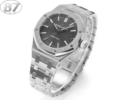 B7  Factory
AP愛彼 女款愛彼皇家橡樹 剔除機芯甲板多餘部分，使之變得更加鏤空——成就鋼表巔峰—— 實力演繹 衛冕“鋼”王！【6大精妙之處】1.正品拆解開模，尺寸為37毫米與正品一致！2.完美還原正品表殼的每一處細節，盡顯正品“稜角分明 堅毅果敢”的陽剛氣質。3.鋼帶的做工無可挑剔，比市面上任何鋼帶表做工均要更上一層樓，鋼帶頭粒和表頭銜接的“緩衝帶”的鬆緊程度與正品一模一樣。4.自動陀的與原裝致敬，是市面唯一做到顏色於原裝一致的版本（市面一般版本均偏紅）其上的ap族徽雕刻獨一無二。