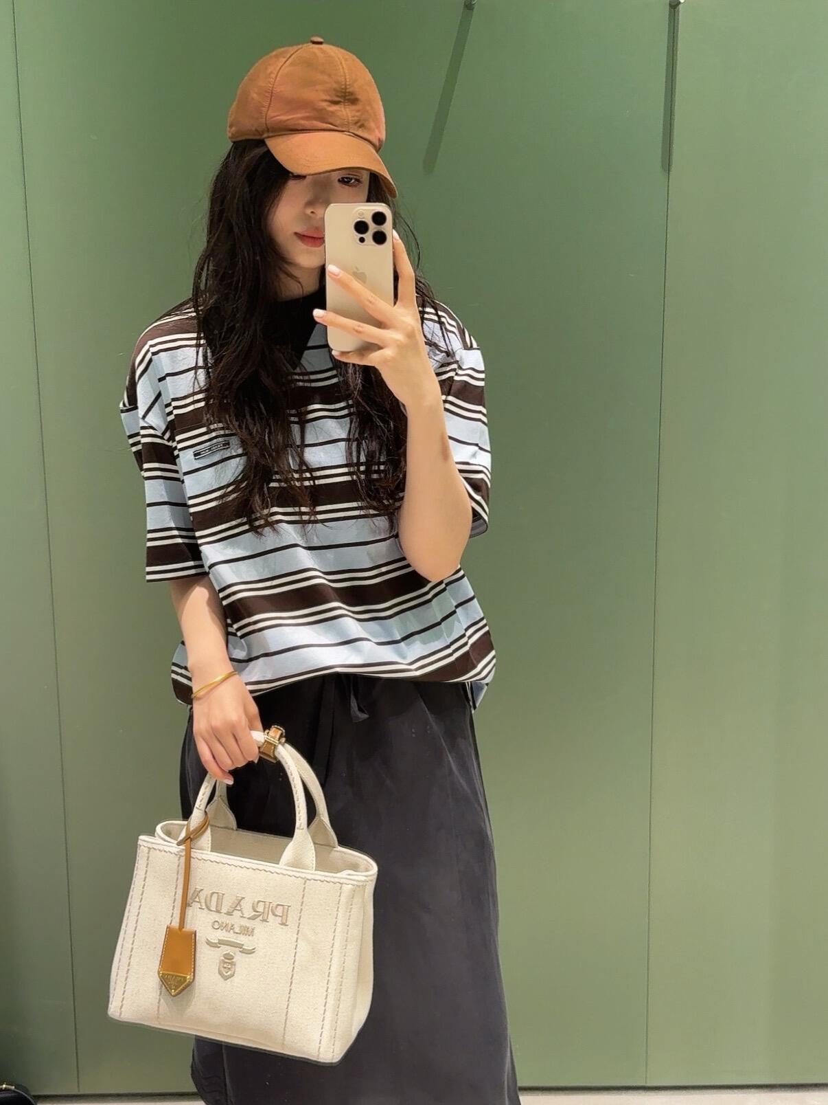 🔝PRADA普拉達PRD 藍色條紋口袋短袖T恤
定制精密60支雙股尊享條紋料，人體學立體裁剪，慢工出細活，做工複雜，繁瑣 時效慢，損耗高，手工紅外線畫線口袋，以紅外線技術為輔助，實現口袋位置的精准定位與標記，即保留了手工縫製的精細與靈活性，面料都經過澆洗，手感質感更佳，不易變形，不易縮水，不易褪色，合身版型
B Size：36 38 40 42