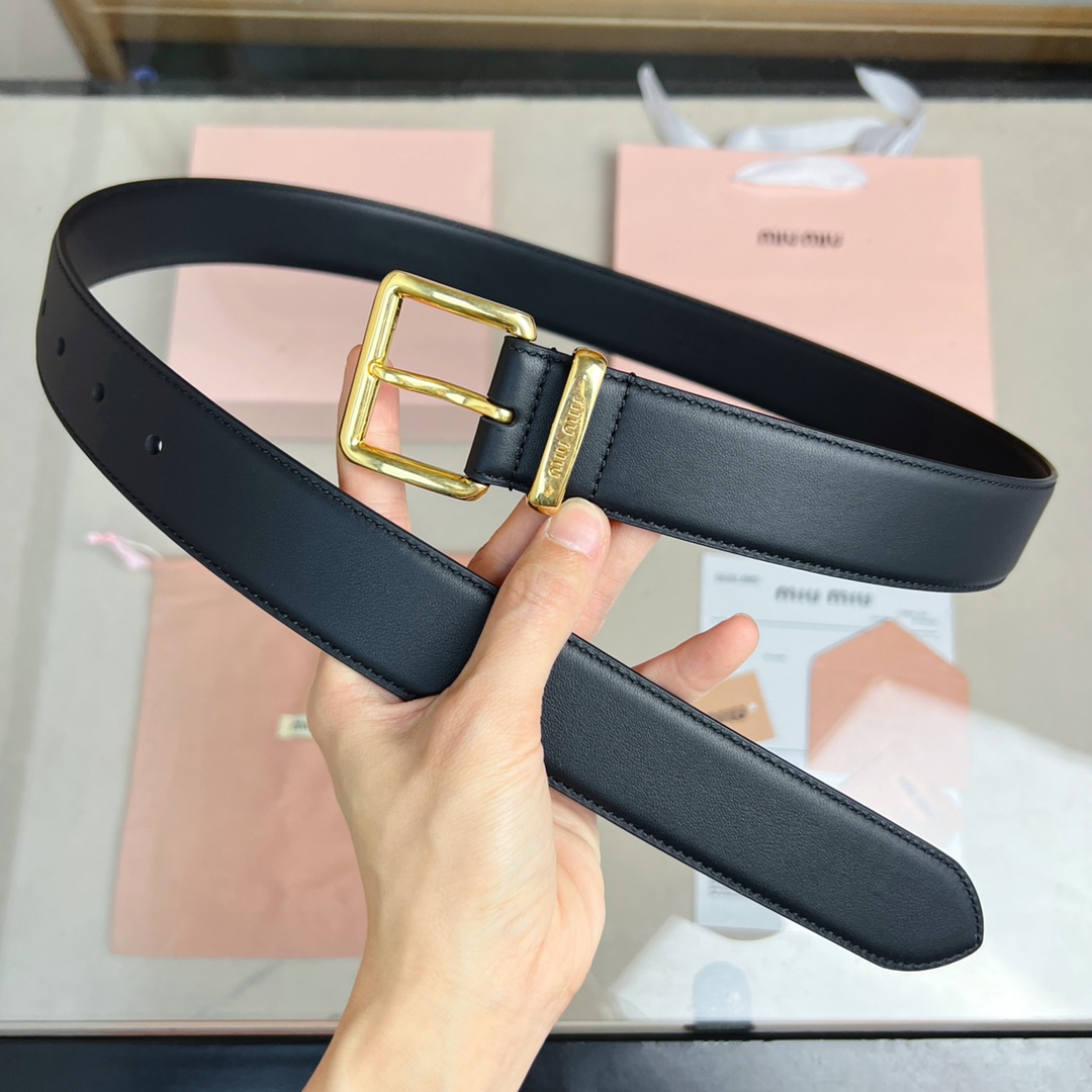 這款皮革腰帶設計簡約而優雅，腰帶環伴以Miu Miu徽標。雙面進口小牛皮 金屬搭扣 腰帶環飾激光雕刻徽標
寬度: 3.5cm
