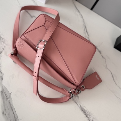 LO℮w℮🌟新款 小號納帕羊皮革 Featherlight Puzzle 手袋 以別具一格的幾何線條勾勒長方體造型。柔軟輕盈的納帕皮革為手袋注入隨性慵懶的風格。可肩背、斜挎或手提
可拆卸可調節肩帶，飾有旋轉卡扣*拉鍊開合，鉸接式拉鍊頭 一個外部拉鍊後袋，一個內部插袋*可拆卸 LOE**WE 燙金或燙銀標籤，飾有隱秘口袋和氣球骰子*長方形金屬腳釘 納帕羊皮革襯里 Anagram 壓紋、飾牌內部鐫刻 LOE**WE.
size:062502
型號：24*10.5*16.5cm（配全套包裝）