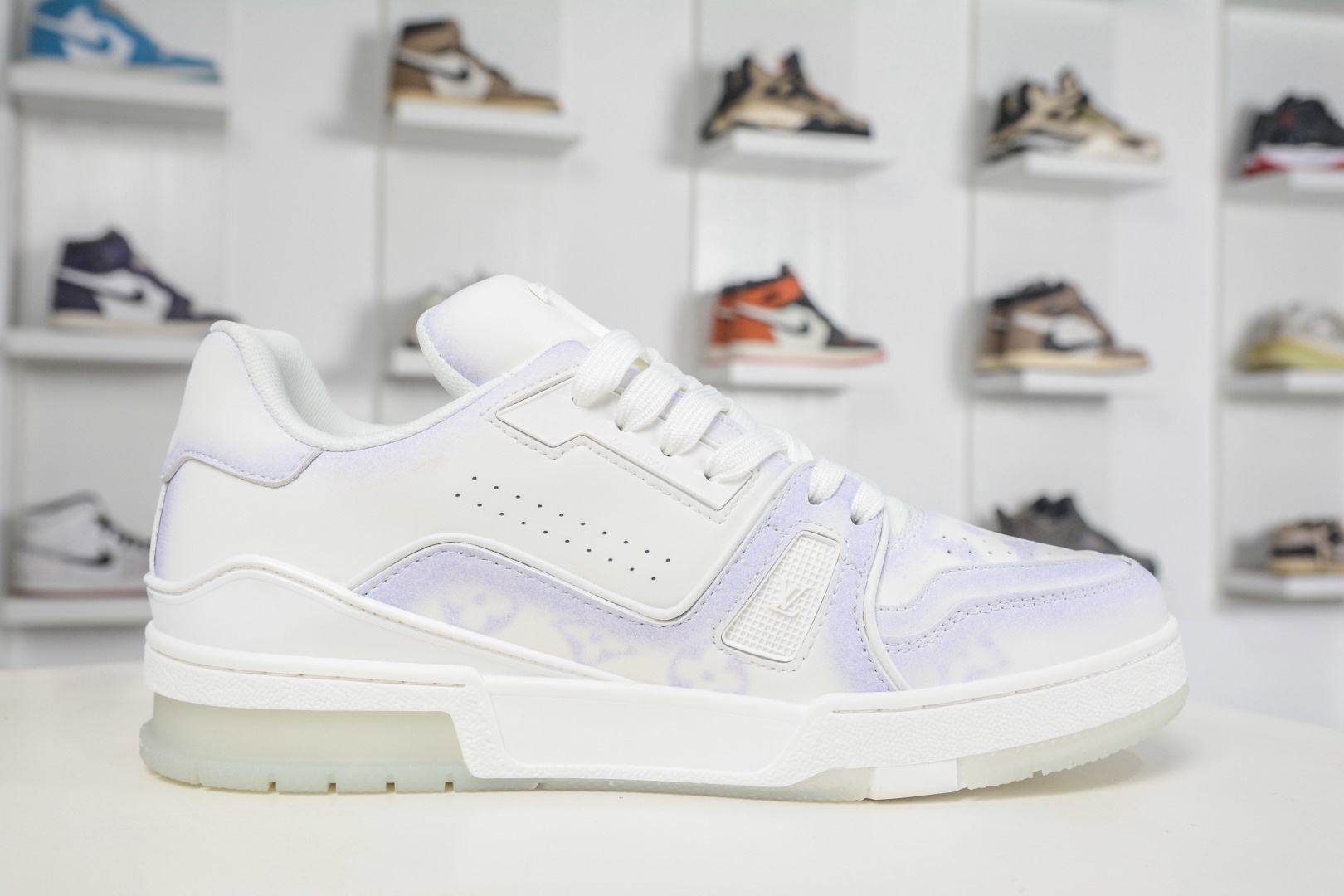 Louis Vuitton Trainer 系列板鞋 
Size：36 37 38 39 40 41 42 43 44 45 (偏大一碼）