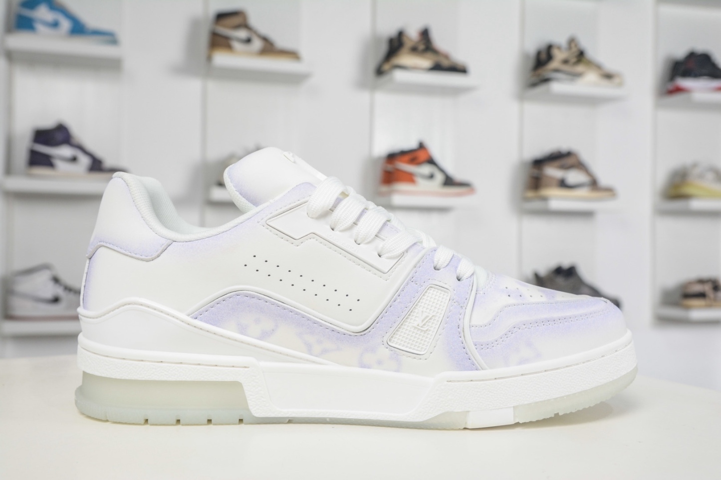 Louis Vuitton Trainer 系列板鞋 
Size：36 37 38 39 40 41 42 43 44 45 (偏大一碼）