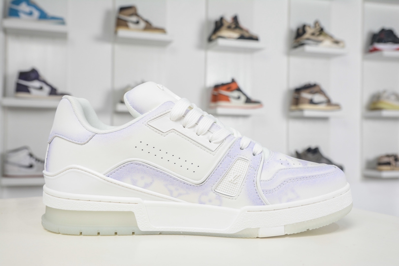 Louis Vuitton Trainer 系列板鞋 
Size：36 37 38 39 40 41 42 43 44 45 (偏大一碼）
