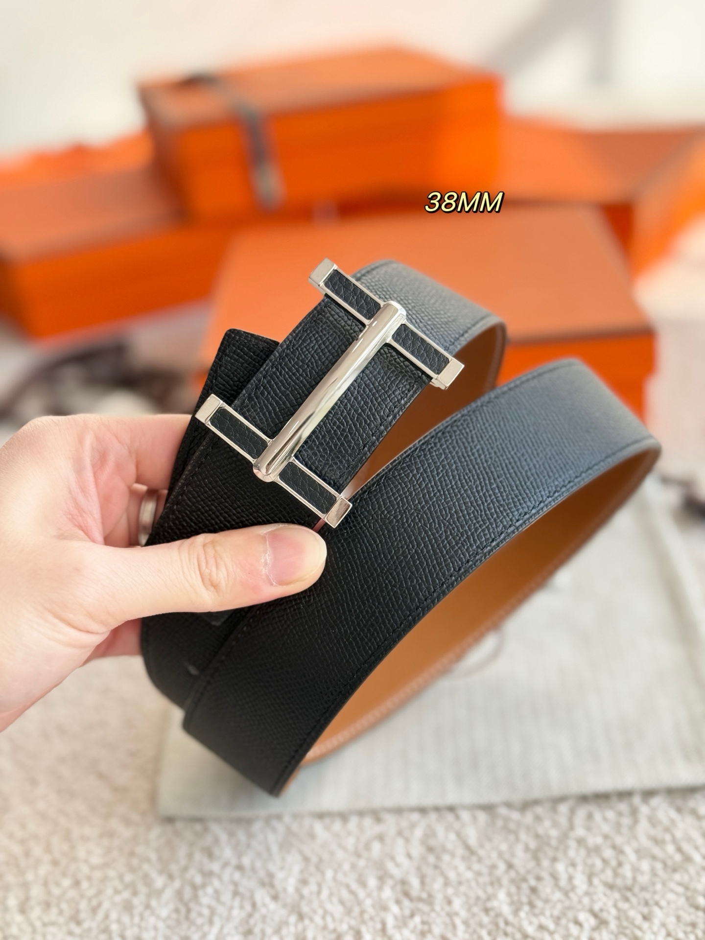 
❤️款 （ Y AA 080 ）Flibustier 精品五金 搭配双面进口 TOGO皮 宽度38MM 以其精湛工艺高品质材料和经典设计备受推崇 是男士腰带顶级选择 简约大气 适合商务和休闲场合 产品手感细腻 不仅是实用配饰 更是身份与品味的象征 ❤️