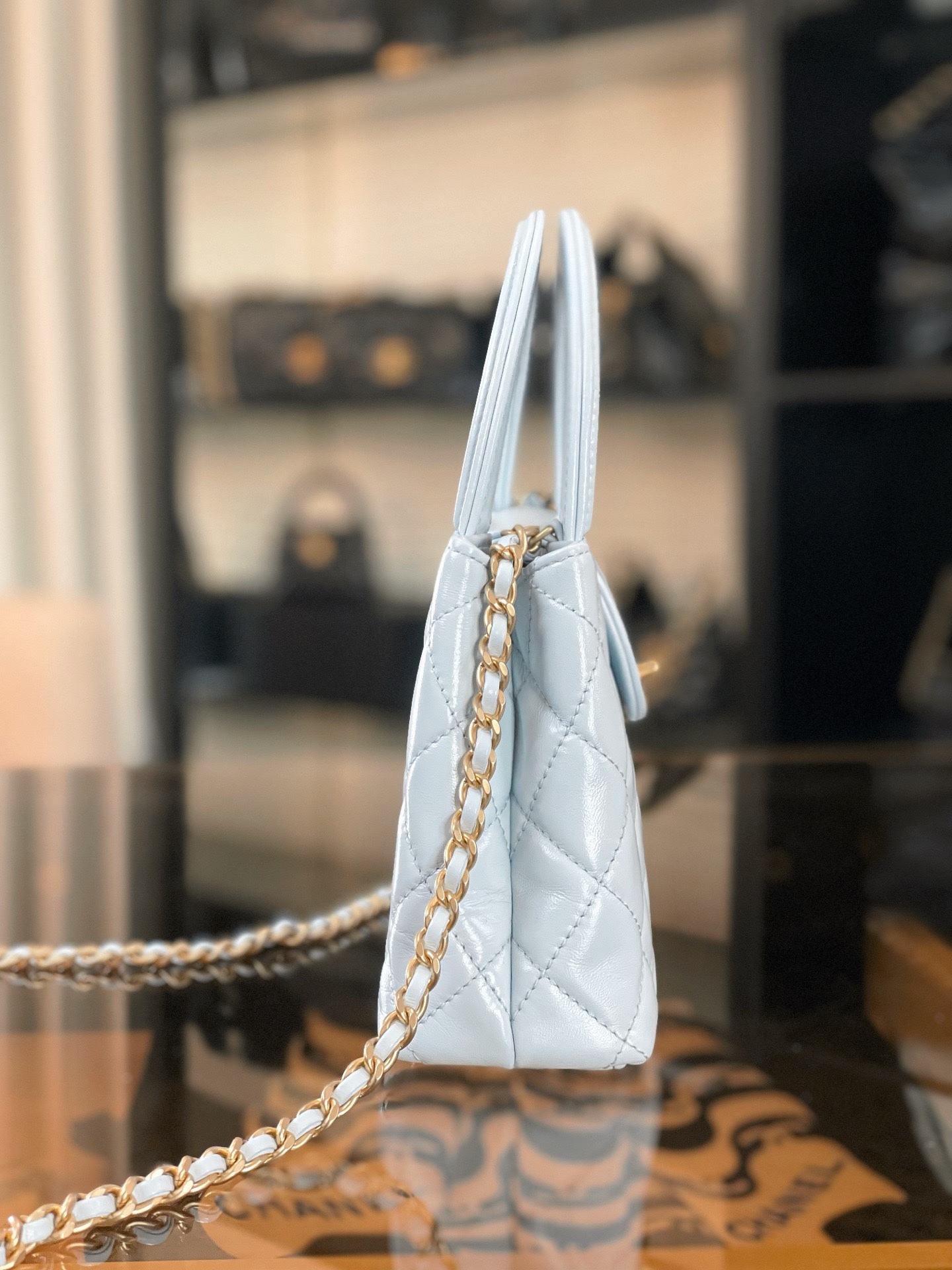 特▪️級 
🆕𝗖𝗵𝗮𝗻𝗲𝟭  
𝗞𝗲𝗹𝗹𝘆 手提鏈條包大號 淺藍

全網最熱🔥𝟤𝟦𝖯 𝗄𝖾𝗅𝗅𝗒手提袋
叱吒整個秀場，簡直美絕了〰️
簡約又復古的小手提很靈魂很舒適。
又乖又耐看，實在絕對愛不釋手❕

五金：厚鍍𝟤𝟦𝗄復古金
皮料：𝖵𝖾𝗅𝗂𝖾𝗋𝗊亮面小牛皮
尺寸： 𝟣𝟥*𝟣𝟫*𝟩 𝖼𝗆
4416