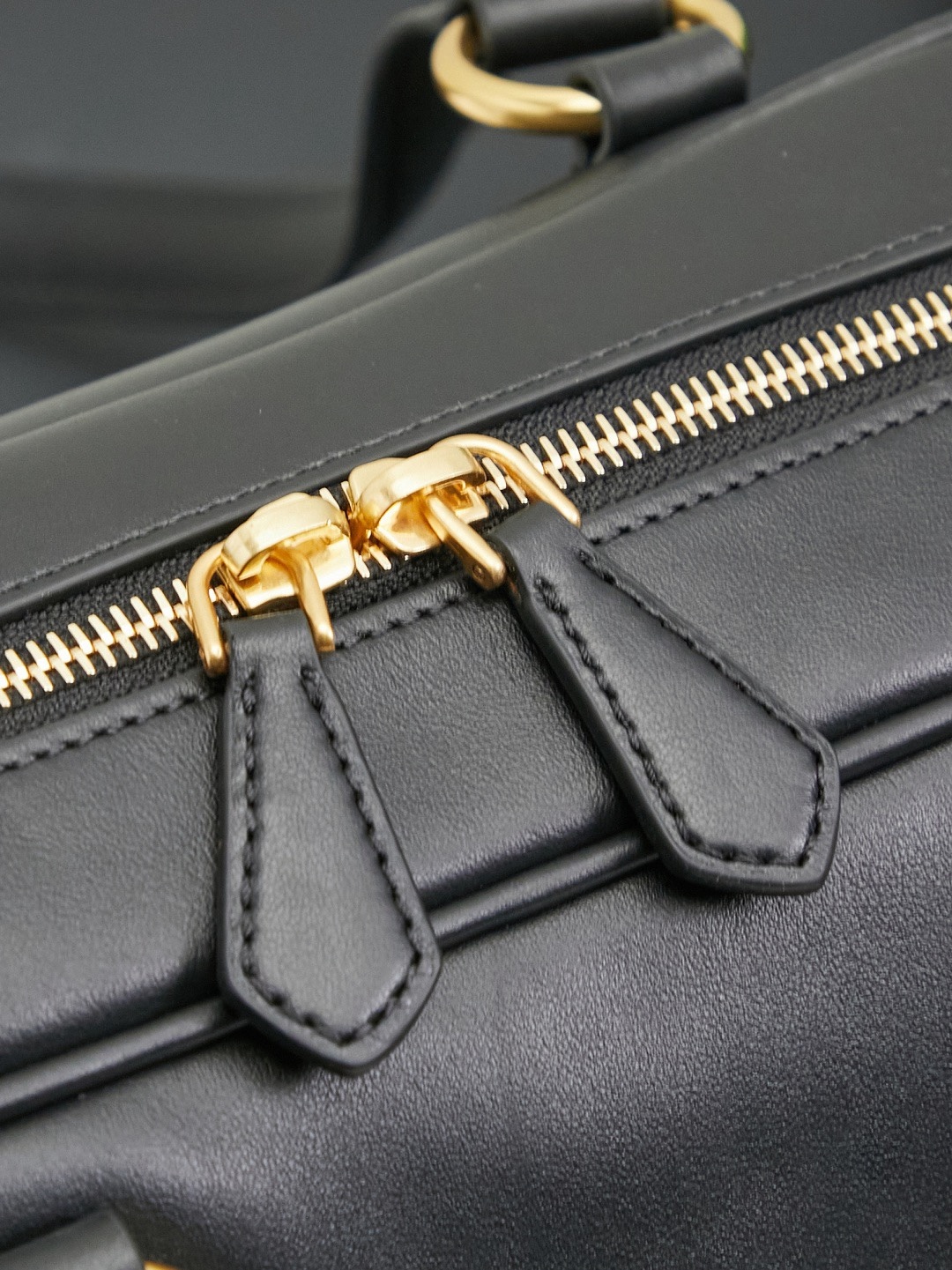 Miu新品特色款式中古机车包，超重工制做，精致柔软做旧擦色小羊皮，呈现百搭复古风格，多口袋元素与精美的五金配件彰显质感与实用性，延续 miu不拘一格，大胆创新，慵懒不鞍却又自然洒脱的风格，个性鲜明，能驾驭各种风格，上班通勤外出旅游都是绝佳选择，容量相当可光
尺寸：32X19 X14 cm