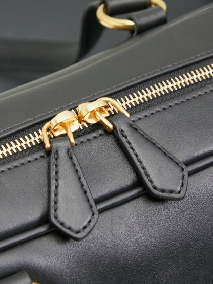 Miu新品特色款式中古机车包，超重工制做，精致柔软做旧擦色小羊皮，呈现百搭复古风格，多口袋元素与精美的五金配件彰显质感与实用性，延续 miu不拘一格，大胆创新，慵懒不鞍却又自然洒脱的风格，个性鲜明，能驾驭各种风格，上班通勤外出旅游都是绝佳选择，容量相当可光
尺寸：32X19 X14 cm