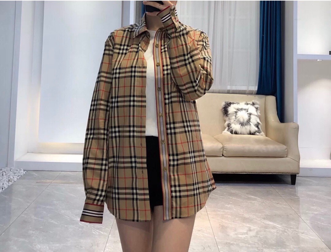 Burberry/巴寶莉 門襟袖口織帶格紋棉質長袖襯衫
面料採用雙股80支梭織斜紋面料，格紋對位，紗線定織定染，
每個獨立的尺碼都是定位裁片，前幅，口袋，
袖子等部位都是對格對位的，工序複製，費時費料，
採用純天然珍珠貝殼紐扣，洗水嘜定制，多處手工一片一片激光剪裁對位，
所有工序，用料都是ZP做法，區別市面一眼假版本
裝飾品牌典藏 復古大格紋，BUR粉絲的衣櫥珍藏款式,尤其是對於忠實的BUR粉來說，
此款更是絕對不能錯過的珍寶級別產物！
顏色：門襟袖口織帶
S Size：S-XL