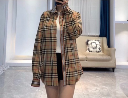 Burberry/巴寶莉 門襟袖口織帶格紋棉質長袖襯衫
面料採用雙股80支梭織斜紋面料，格紋對位，紗線定織定染，
每個獨立的尺碼都是定位裁片，前幅，口袋，
袖子等部位都是對格對位的，工序複製，費時費料，
採用純天然珍珠貝殼紐扣，洗水嘜定制，多處手工一片一片激光剪裁對位，
所有工序，用料都是ZP做法，區別市面一眼假版本
裝飾品牌典藏 復古大格紋，BUR粉絲的衣櫥珍藏款式,尤其是對於忠實的BUR粉來說，
此款更是絕對不能錯過的珍寶級別產物！
顏色：門襟袖口織帶
S Size：S-XL