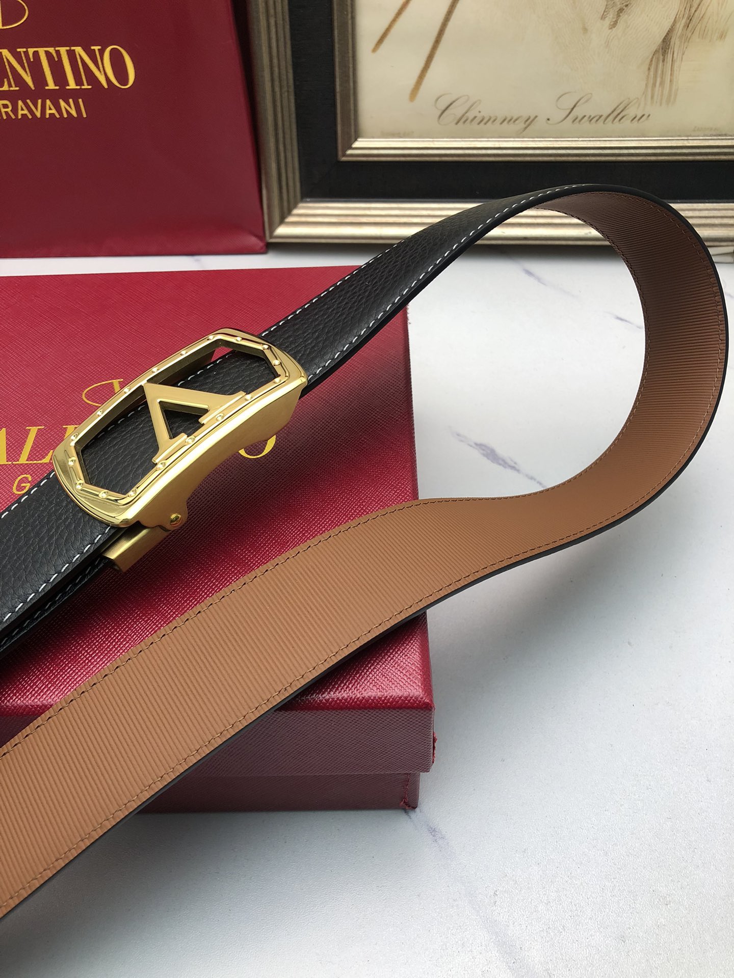 華倫天奴：原單頭層牛皮荔枝紋面，內襯頭層小牛皮底，搭配原單自動扣，可裁剪的自動帶，此款腰帶面雙採用意大利原定廠制進口牛皮帶身 ，對專版櫃足寬3.5