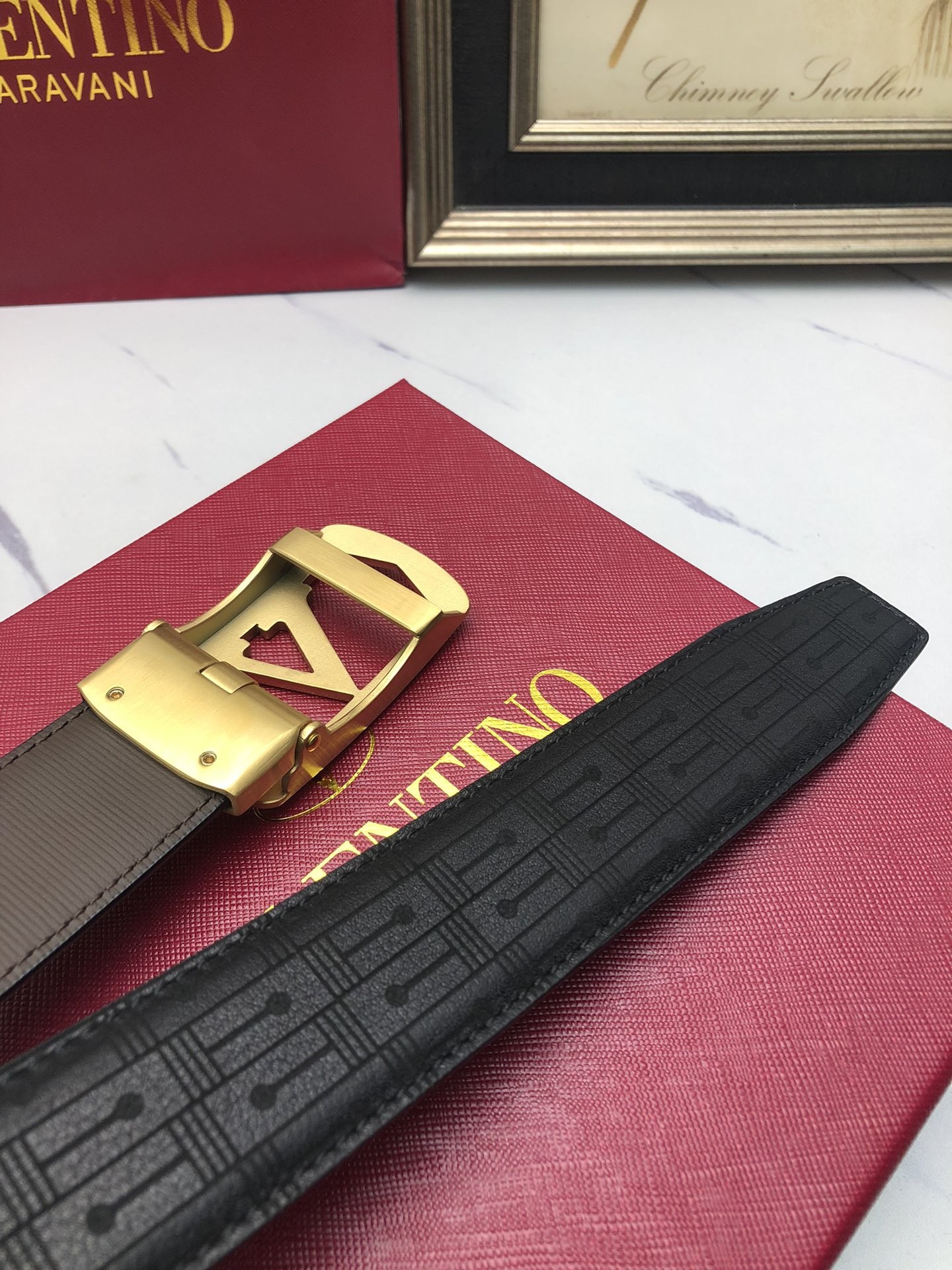 華倫天奴：原單頭層牛皮燙印花紋面，內襯頭層小牛皮底，搭配原單自動扣，可裁剪的自動帶，此款腰帶面雙採用意大利原定廠制進口牛皮帶身 ，對專版櫃足寬3.5