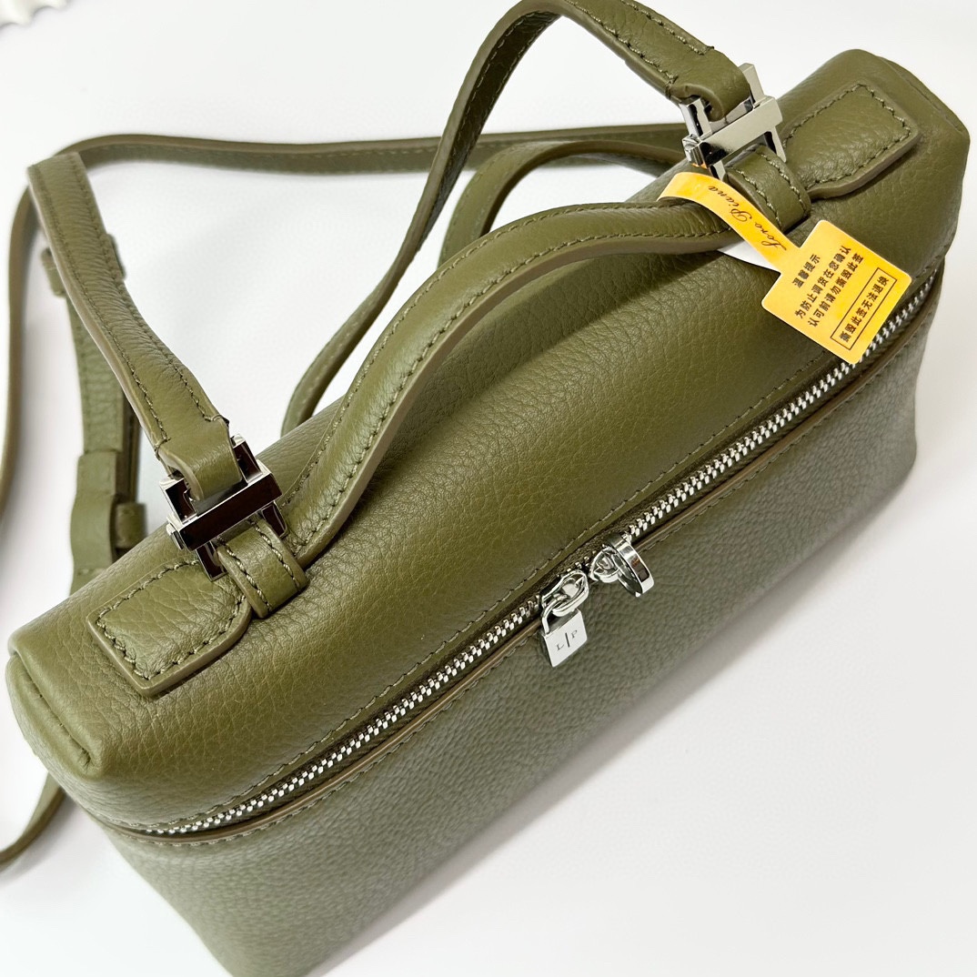 𝓛𝓸𝓻𝓸 𝓟𝓲𝓪𝓷𝓪諾悠翩雅
𝑬𝒙𝒕𝒓𝒂 𝑷𝒐𝒄𝒌𝒆𝒕 𝑳𝟏𝟗 
這是一款大開口結構的功能性設計的手拿包，經典風格和簡約設計的組合體。包身採用進口原廠小牛皮材質，輕微的錘紋呈現優雅的紋理，內里採用進口原廠小羊皮。皮革手柄和可拆卸肩帶，可打造出不同背法實用百搭。雙向拉鍊開合，搭配My Charms銀色金屬掛飾。（LP特級全鋼配件五金）
size：11×19×6.5cm
貨號：FAN4046
配套全套專櫃禮盒包裝🎁